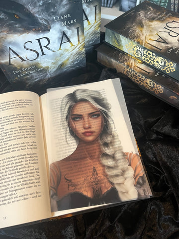 Das Page Overlay zeigt das Porträt der weiblichen Hauptfigur des Buches "Asrai - Das Portal der Drachen". Elaja hat einen weißblonden, geflochtenen Zopf, der über die Schulter nach vorn fällt, und Tätowierungen im Dekolleté.